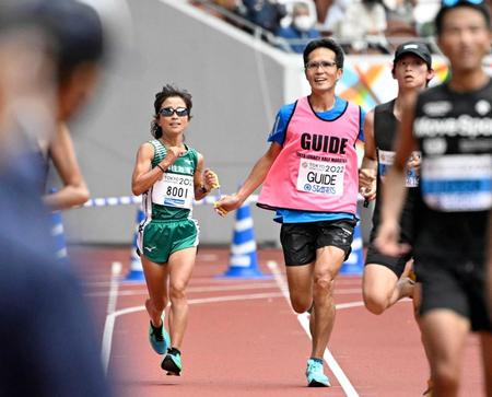 　第１回東京レガシーハーフマラソンでゴールへ向かう、視覚障害女子の道下美里。伴走者が先にゴールしたため失格となった