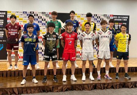 　バレーボールのＶリーグ開幕を控え、記者会見した男子の選手たち＝１８日、東京都中央区