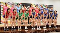 　会見で笑顔を見せる古賀紗理那（前列左から１人目）らＶリーグ全１２チームの代表選手