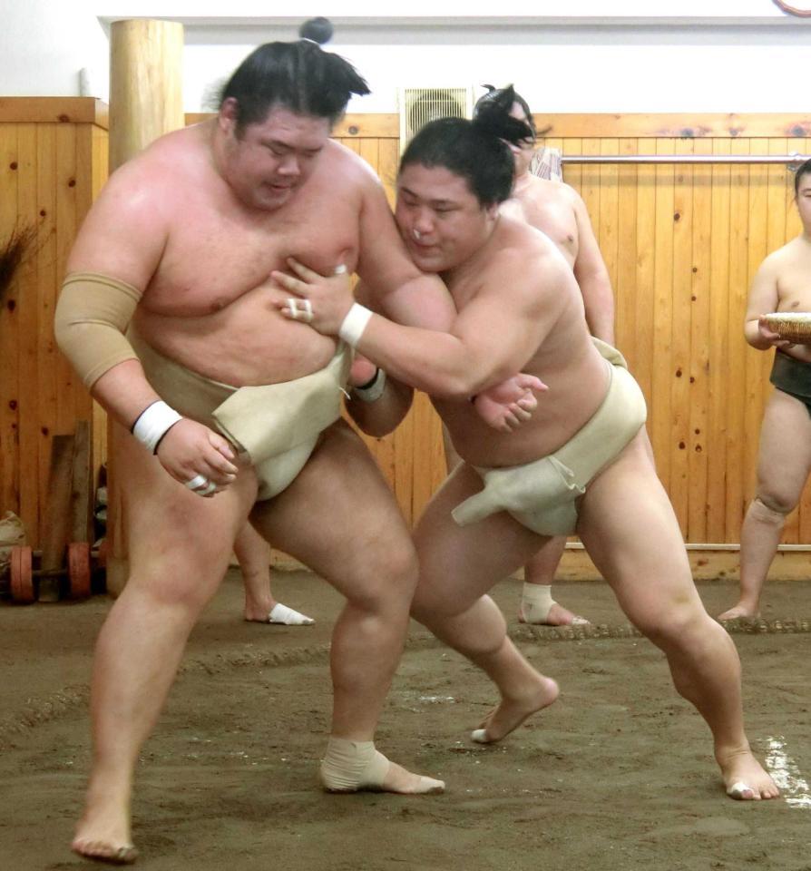 　明生（左）を押し出す若隆景