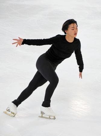 　スケートアメリカの公式練習で滑りを確認する坂本花織＝ノーウッド（共同）