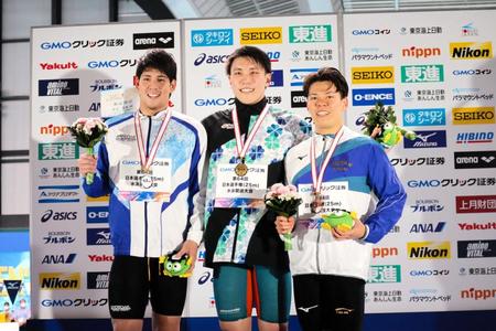 　表彰式で笑顔を見せる松元（中央）