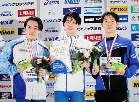 　表彰式で記念撮影に応じる竹田涉瑚（中央）