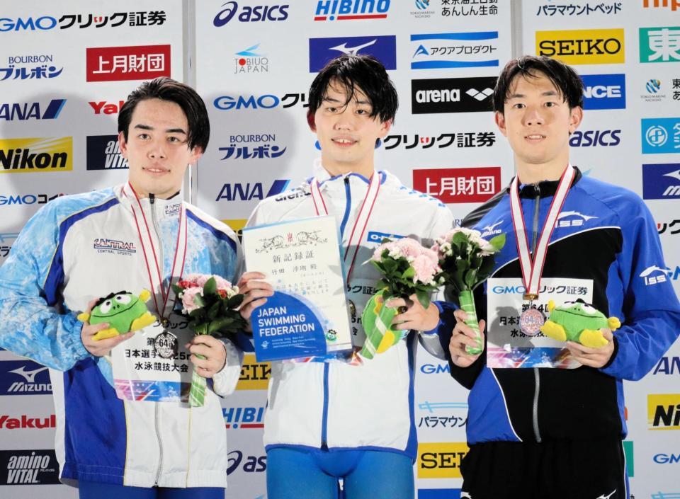 　表彰式で記念撮影に応じる竹田涉瑚（中央）