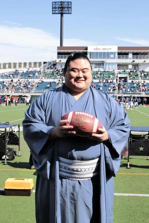 　ボールを手に笑みを浮かべる隆の勝