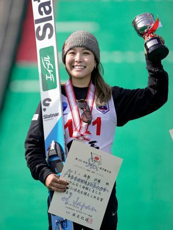 　ラージヒル女子で優勝し笑顔の高梨沙羅＝白馬ジャンプ競技場