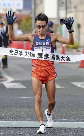 　男子３５キロ　２時間２６分１８秒で優勝した山西利和＝山形県高畠町