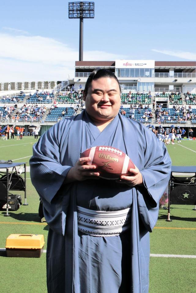 　ボールを手に笑みを浮かべる隆の勝