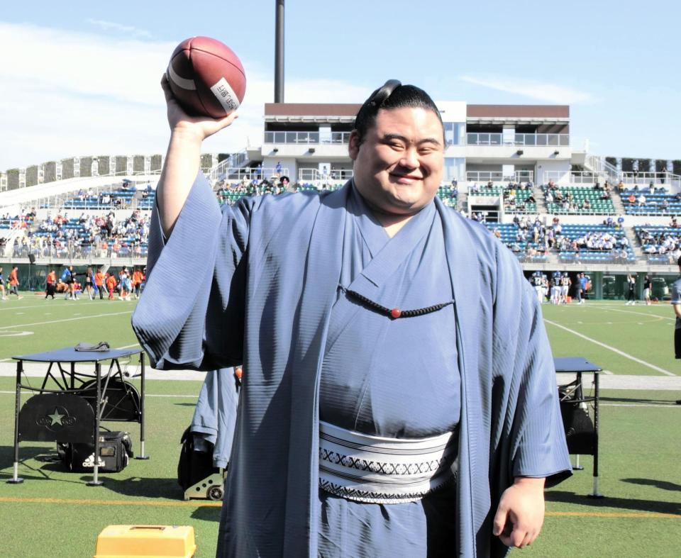 　笑顔でボールを投げるポーズを取る隆の勝