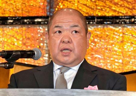 　大関正代の昇進披露パーティーであいさつする八角理事長＝２３日、都内のホテル（代表撮影）