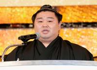 　昇進披露パーティーであいさつする大関正代＝２３日、都内のホテル（代表撮影）