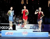 　女子で優勝し、表彰台でメダルを見せる坂本花織（中央）ら（米国フィギュアスケート協会提供・共同）