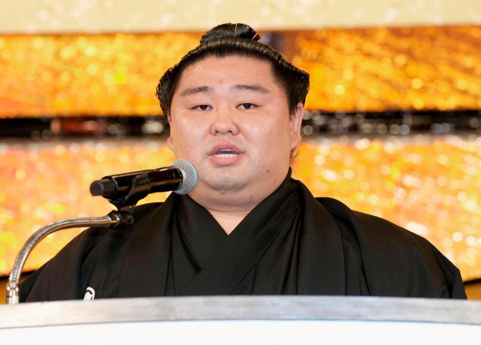 　昇進披露パーティーであいさつする大関正代＝２３日、都内のホテル（代表撮影）