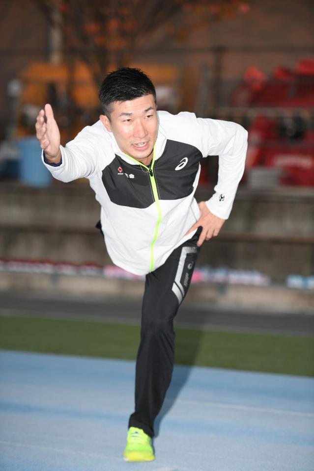 　高校生を指導する桐生祥秀（撮影・石井剣太郎）