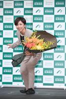 　スタートのポーズで笑顔の小平奈緒さん（撮影・金田祐二）