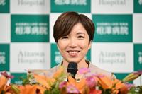 　引退会見で笑顔を見せるスピードスケートの小平奈緒