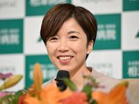 　引退会見に臨むスピードスケートの小平奈緒