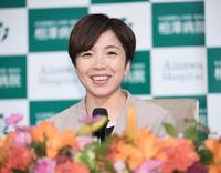 　笑顔で引退会見する小平奈緒さん（撮影・金田祐二）