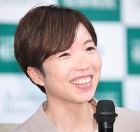 　笑顔で引退会見する小平奈緒さん（撮影・金田祐二）