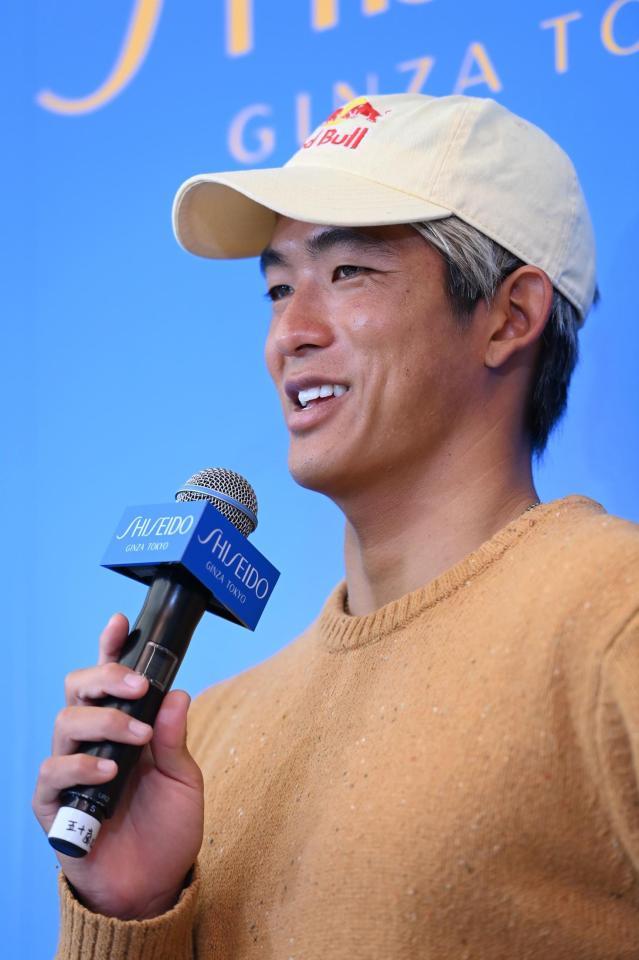 　凱旋来日し会見する五十嵐カノア（撮影・高石航平）