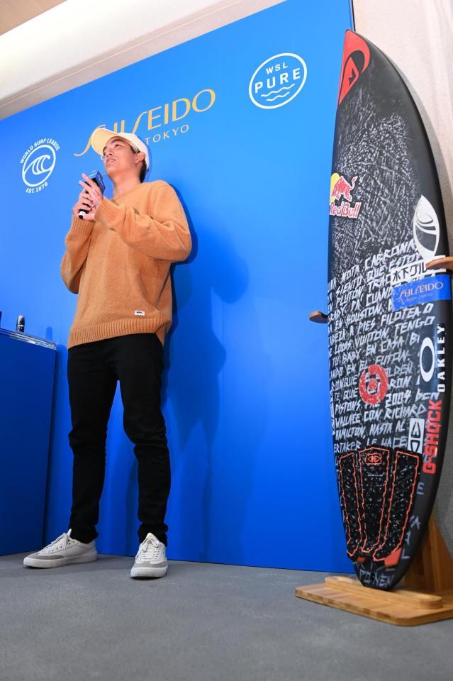 　凱旋来日し会見する五十嵐カノア（撮影・高石航平）