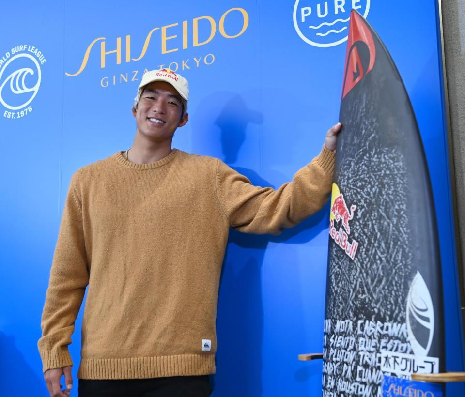 　凱旋来日し会見する五十嵐カノア（撮影・高石航平）