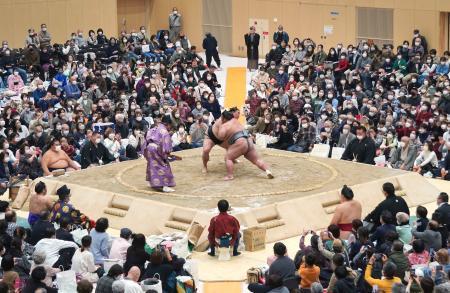 　大勢のファンが訪れた大相撲の秋巡業＝群馬県桐生市