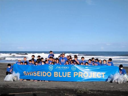 　子どもたちと一緒にビーチクリーンを行った五十嵐カノア