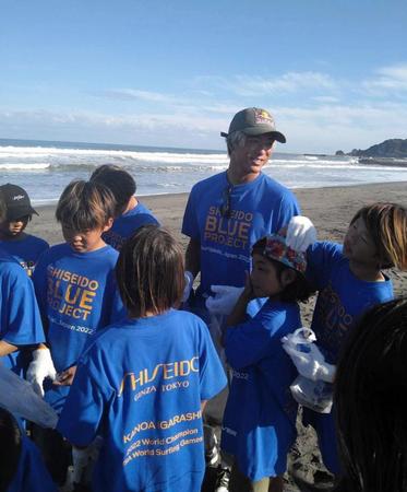 　子どもたちと一緒にビーチクリーンを行う五十嵐カノア