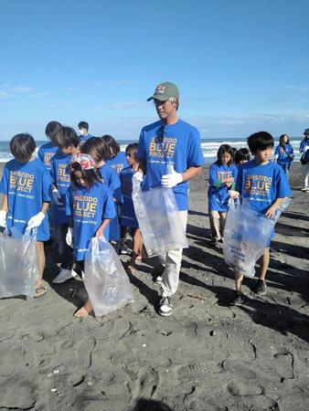 　子どもたちと一緒にビーチクリーンを行う五十嵐カノア