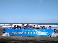 　子どもたちと一緒にビーチクリーンを行った五十嵐カノア