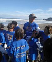 　子どもたちと一緒にビーチクリーンを行う五十嵐カノア