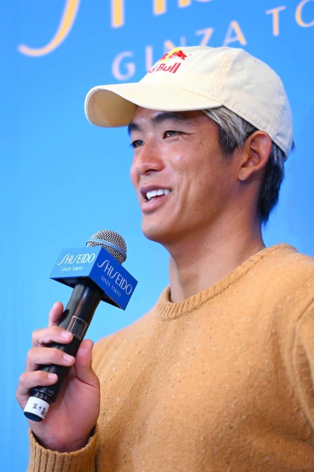 　凱旋会見する五十嵐カノア（撮影・高石航平）