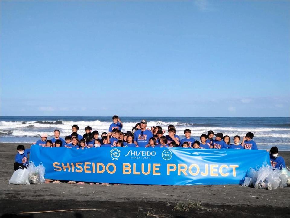 　子どもたちと一緒にビーチクリーンを行った五十嵐カノア