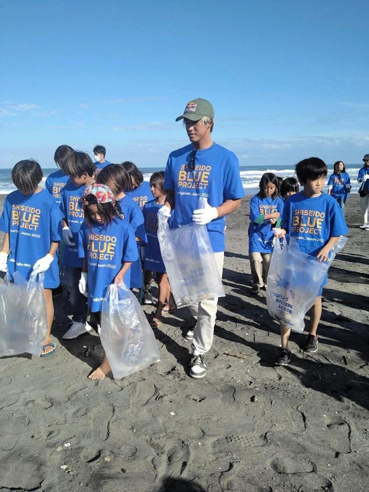 　子どもたちと一緒にビーチクリーンを行う五十嵐カノア