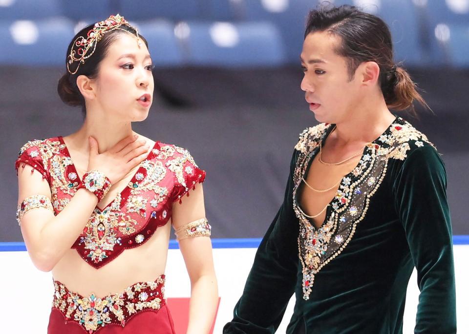 　村元哉中（左）と高橋大輔