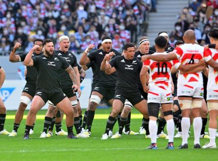 　試合前、ハカを披露するオールブラックス（撮影・伊藤笙子）