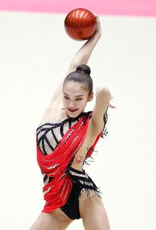 　女子個人種目別　ボールで優勝した喜田純鈴＝高崎アリーナ