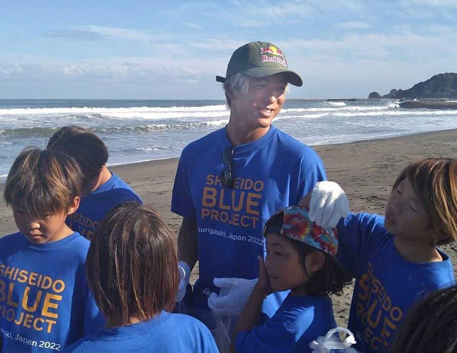 　子どもたちと一緒にビーチクリーンを行う五十嵐カノア