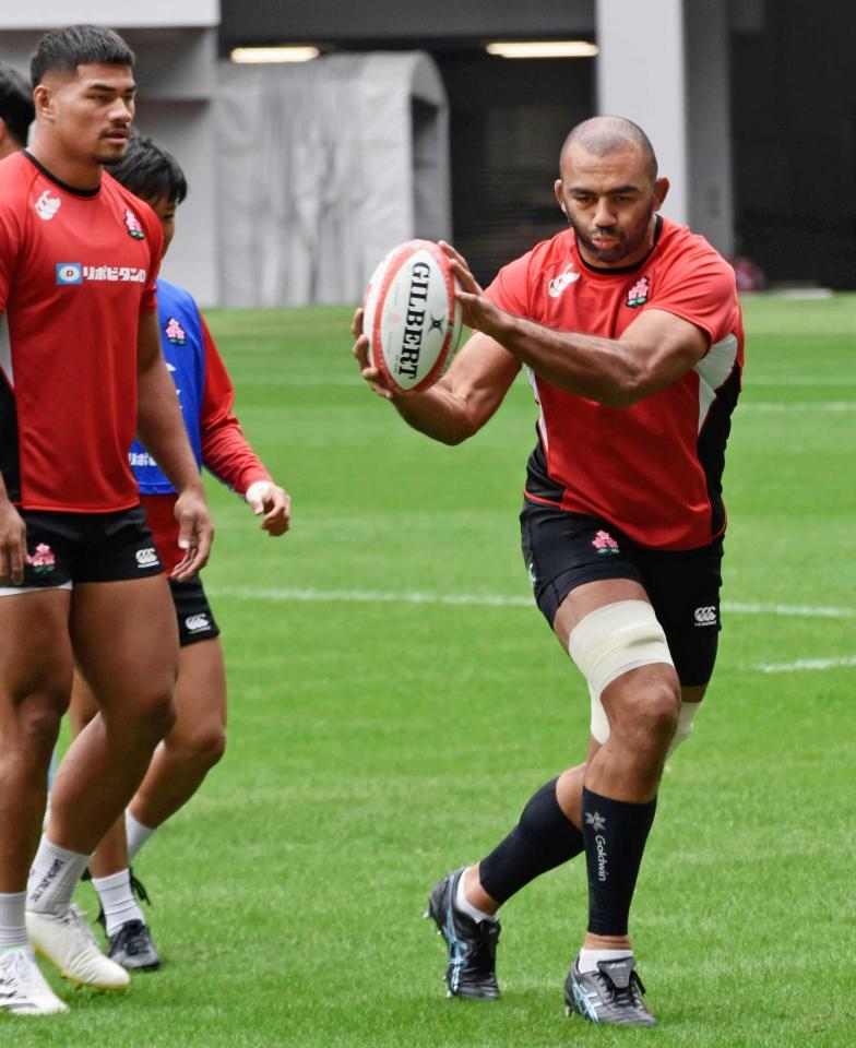 　ニュージーランド戦に向けて練習するラグビー日本代表のリーチ（右）ら