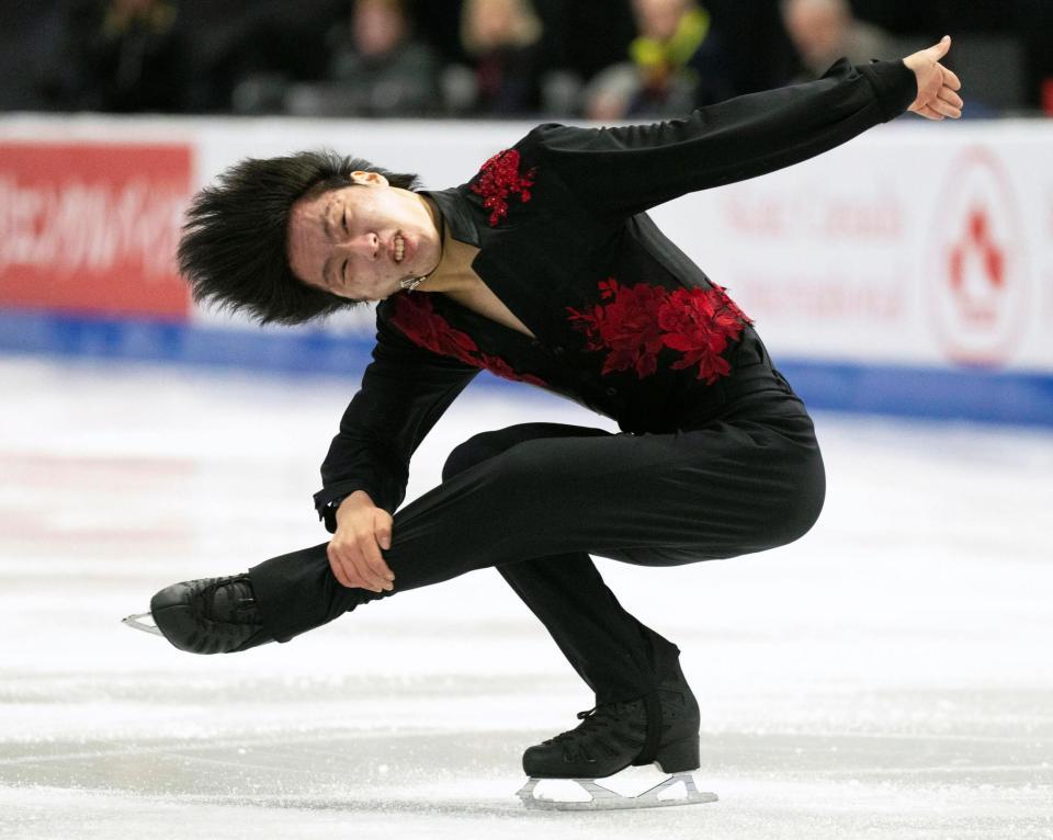 　男子ＳＰで演技する三浦佳生