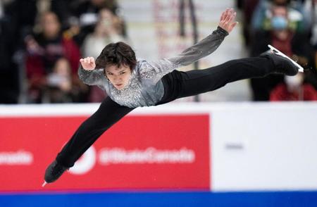 　男子フリーの演技をする宇野昌磨