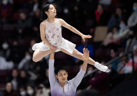 　ペアフリーで演技する三浦璃来（上）、木原龍一組