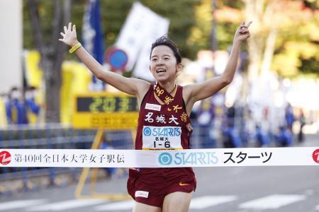 　１位でゴールする名城大のアンカー・増渕祐香。史上初の６連覇を果たした＝仙台市