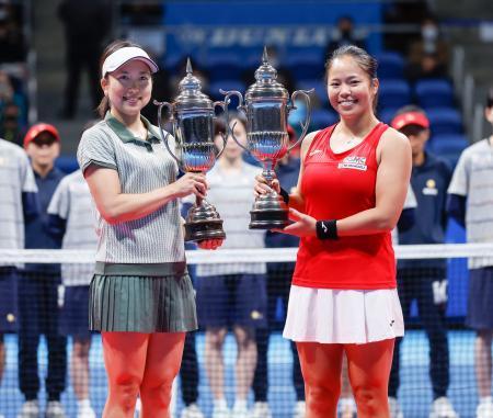 　女子ダブルスで優勝し、表彰式で笑顔を見せる今西美晴（左）、大前綾希子組＝東京有明コロシアム