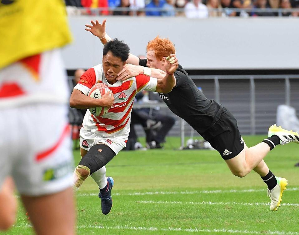 　前半、相手を振り切りトライを決める山沢（左）