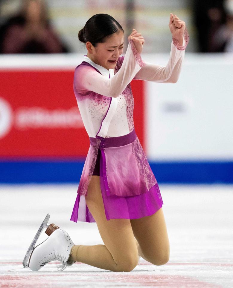 　女子フリーの演技を終え、ガッツポーズする渡辺倫果（カナディアンプレス提供・ＡＰ＝共同）
