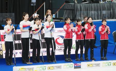 　１次リーグの韓国戦に臨むロコ・ソラーレの（右から）鈴木夕湖、藤沢五月、吉田夕梨花、吉田知那美＝カルガリー（（Ｃ）ＪＣＡ・共同）