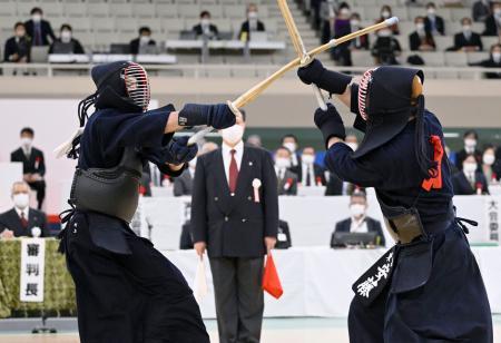 　決勝で安藤翔（右）を攻める村上哲彦。初優勝を果たした＝日本武道館