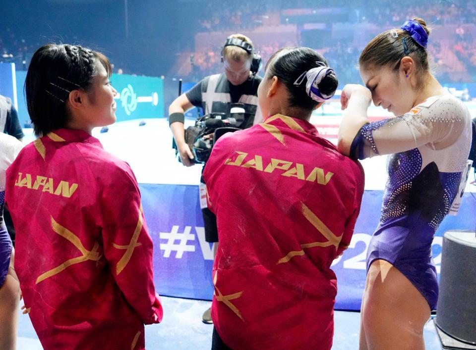 　女子団体総合決勝で７位となり肩を落とす日本。右端は深沢こころ（共同）